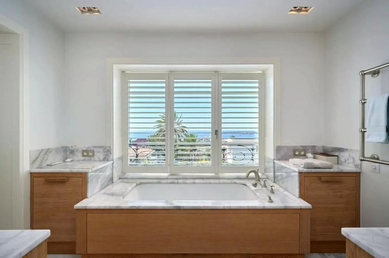 Villa With Panoramic Sea Views And Heated Pool In La Californie Cannes